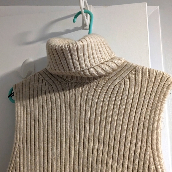 H&M sleeveless knit turtleneck size Medium - Picture 3 of 3